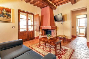 21-inch flat-screen TV with satellite channels, fireplace - Fratta Apartments (Cortona)