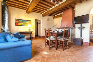 Family Apartment, Multiple Bedrooms, 2 Bathrooms (Fratta Girasoli) | Living area | 21-inch flat-screen TV with satellite channels, fireplace - Fratta Apartments (Cortona)