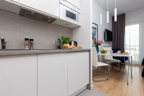 Studio, balcon | Cuisine privée | Micro-ondes, lave-vaisselle, bouilloire électrique