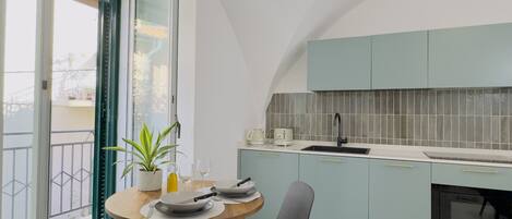 Réfrigérateur, micro-ondes, plaque de cuisson, lave-vaisselle