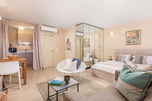 1 chambre, bureau, fer et planche à repasser, Wi-Fi