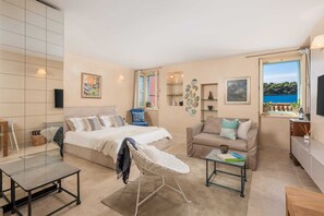 1 habitación, escritorio, tabla de planchar con plancha y wifi 
