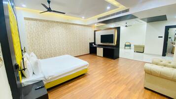 Presidential Room | Minibar, soundproofing, iron/ironing board, free WiFi