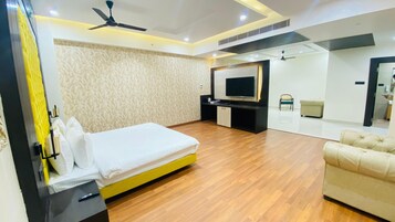 Presidential Room | Minibar, soundproofing, iron/ironing board, free WiFi