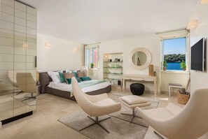 1 dormitori, escriptori, planxa i posts de planxar i wifi 