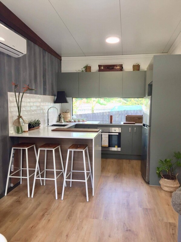 Refrigerador, microondas, horno y parrilla de estufa 