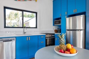 Een koelkast, een microgolfoven, een oven, een vaatwasser