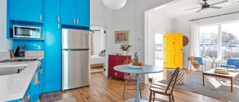 Geladeira, micro-ondas, fogão, lava-louças