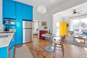 Een koelkast, een microgolfoven, een oven, een vaatwasser