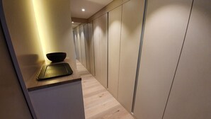 Una cocina moderna con encimera de madera y un tazón negro.