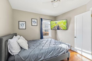 2 bedrooms, iron/ironing board, free WiFi, bed sheets - Dapper Delaware – Near Freeway, 12 Min to Downtown (Lakewood)