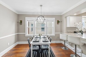 Dining - Dapper Delaware – Near Freeway, 12 Min to Downtown (Lakewood)