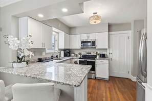 Fridge, microwave, oven, stovetop - Dapper Delaware – Near Freeway, 12 Min to Downtown (Lakewood)