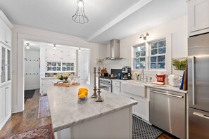 Fridge, microwave, oven, stovetop - "The Broadway Hideaway" by Roxy Rentals (Wayzata)