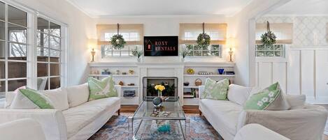 Smart TV, fireplace
