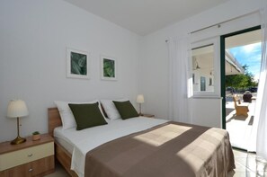 4 bedrooms, iron/ironing board, WiFi, bed sheets