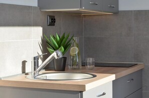 Réfrigérateur, micro-ondes, four, plaque de cuisson