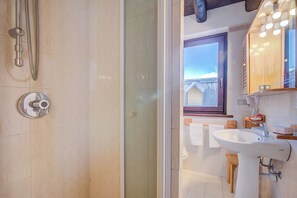 Een douche, een haardroger, een bidet, handdoeken