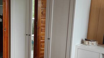 4 slaapkamers, een strijkplank/strijkijzer, wifi, beddengoed