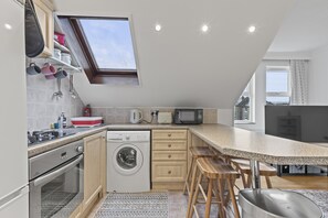 Fridge, microwave, oven, stovetop - Cosy Flat In London  (London)