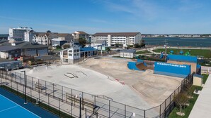 Ein Skatepark mit blauem Dach und einem Schild, das "Oceanbowl Skate Park" zeigt.