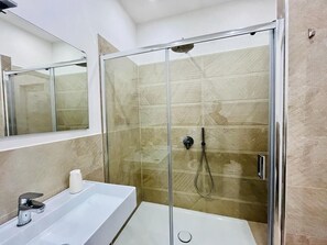 Shower, hair dryer, bidet, towels - THE CEMENT TILES (Catania)