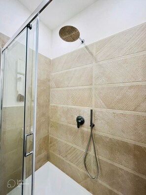 Shower, hair dryer, bidet, towels - THE CEMENT TILES (Catania)