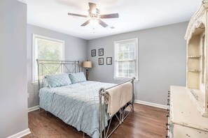 2 bedrooms, iron/ironing board, WiFi, bed sheets - Updated, Security Cameras, Fast Wi-Fi, Smart TV (Columbia)