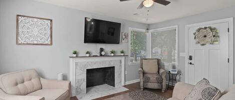 Televisio, takka, työhuone