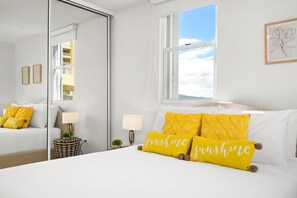 3 slaapkamers, een bureau, een strijkplank/strijkijzer, reisbedje