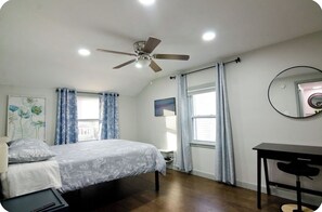 4 Schlafzimmer, Schreibtisch, Bügeleisen/Bügelbrett, WLAN