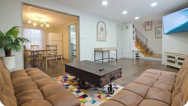 Un salon moderne comprenant un canapé, une table basse et un téléviseur.