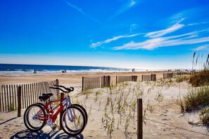 On the beach - Beachfront Bliss, Oceanfront Villa, Pool, Hot Tub (Hilton Head Island)