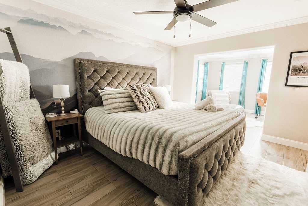 6 bedrooms, desk, iron/ironing board, travel crib