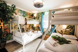 6 bedrooms, desk, iron/ironing board, travel crib