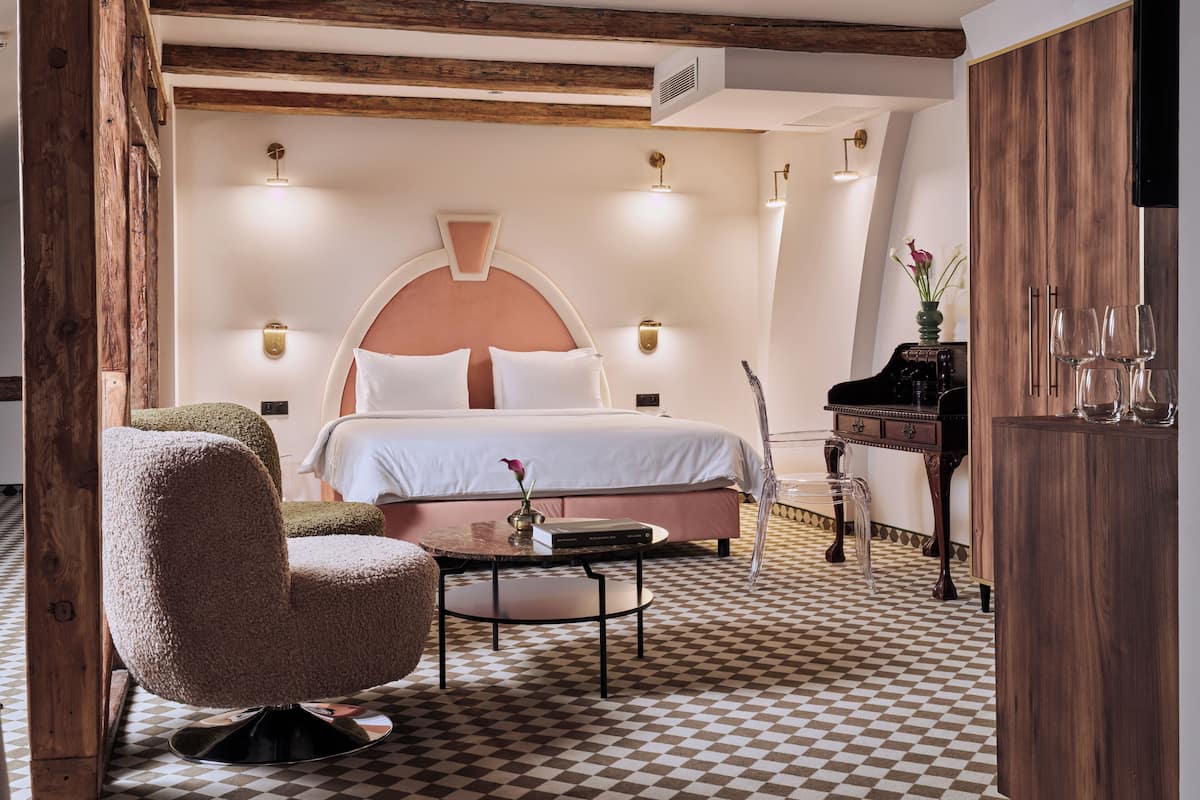 Junior Suite | 1 bedroom, premium bedding, minibar, in-room safe