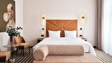 Superior tweepersoonskamer | Luxe beddengoed, een minibar, een kluis op de kamer, een bureau