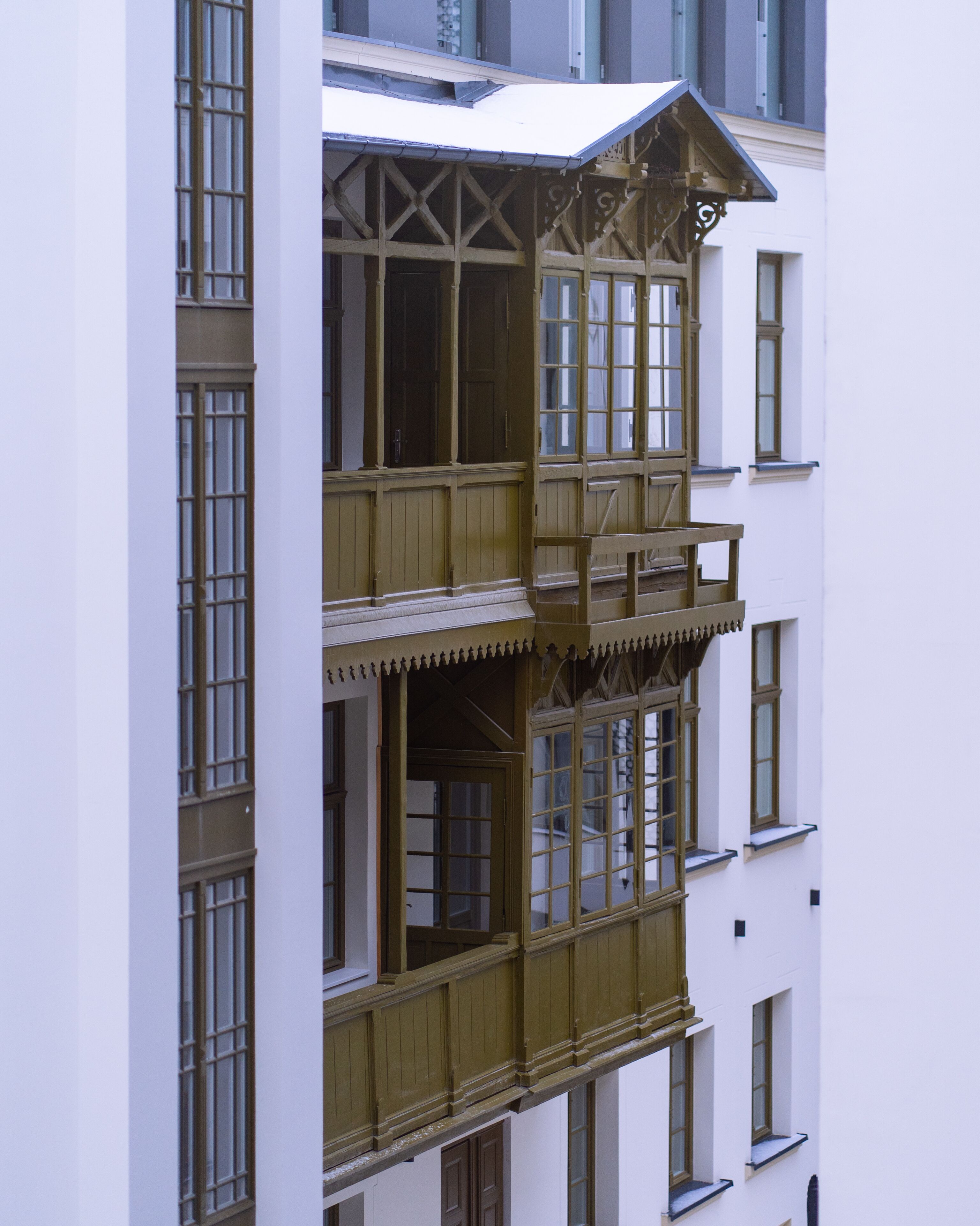 Un edificio de varios pisos con balcones y ventanas amplias.