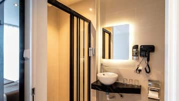 Comfort Twin kamer, 1 slaapkamer | Badkamer | Een douche, een regendouche, gratis toiletartikelen, een haardroger