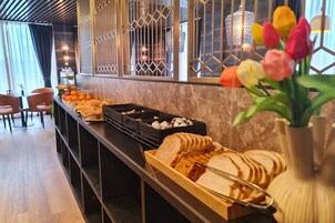 每日供应自助式早餐（每人 EUR 15）