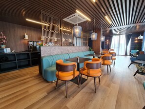 Tägliches Frühstücksbuffet gegen Gebühr