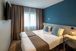Standard Twin Room, 1 Bedroom | In-room safe, desk, laptop workspace, blackout drapes - Hotel Fogo Amsterdam (Amsterdam)