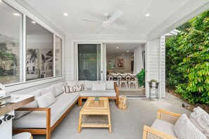 Un salon moderne avec un canapé d’angle, une table basse et un coin repas comprenant des chaises et une table.