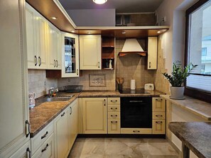 Fridge, oven, stovetop, dishwasher