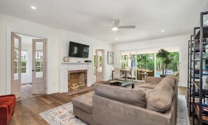 Smart TV, caminetto, videoteca, studio