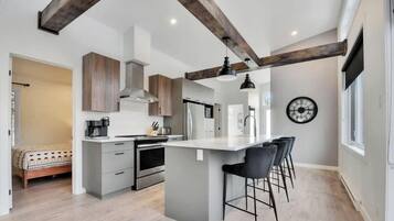 冷蔵庫、電子レンジ、オーブン、コンロ