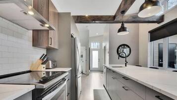 KĂŒhlschrank, Mikrowelle, Ofen, Herdplatte