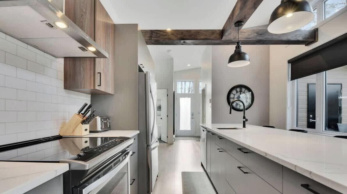 Réfrigérateur, four à micro-ondes, un four, surface de cuisson