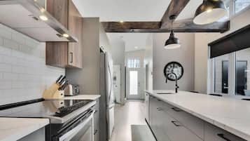 Réfrigérateur, four à micro-ondes, un four, surface de cuisson