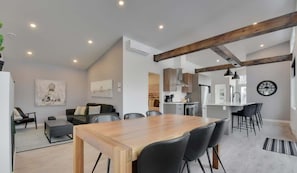 Un interior moderno con comedor, cocina y sala de estar.